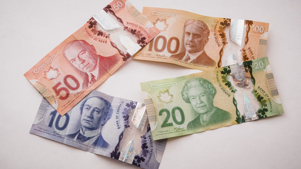 argent canadien sur une table